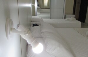 Kamar Quadruple Superior, pemandangan kota | Brankas, Wi-Fi gratis, dan seprai linen