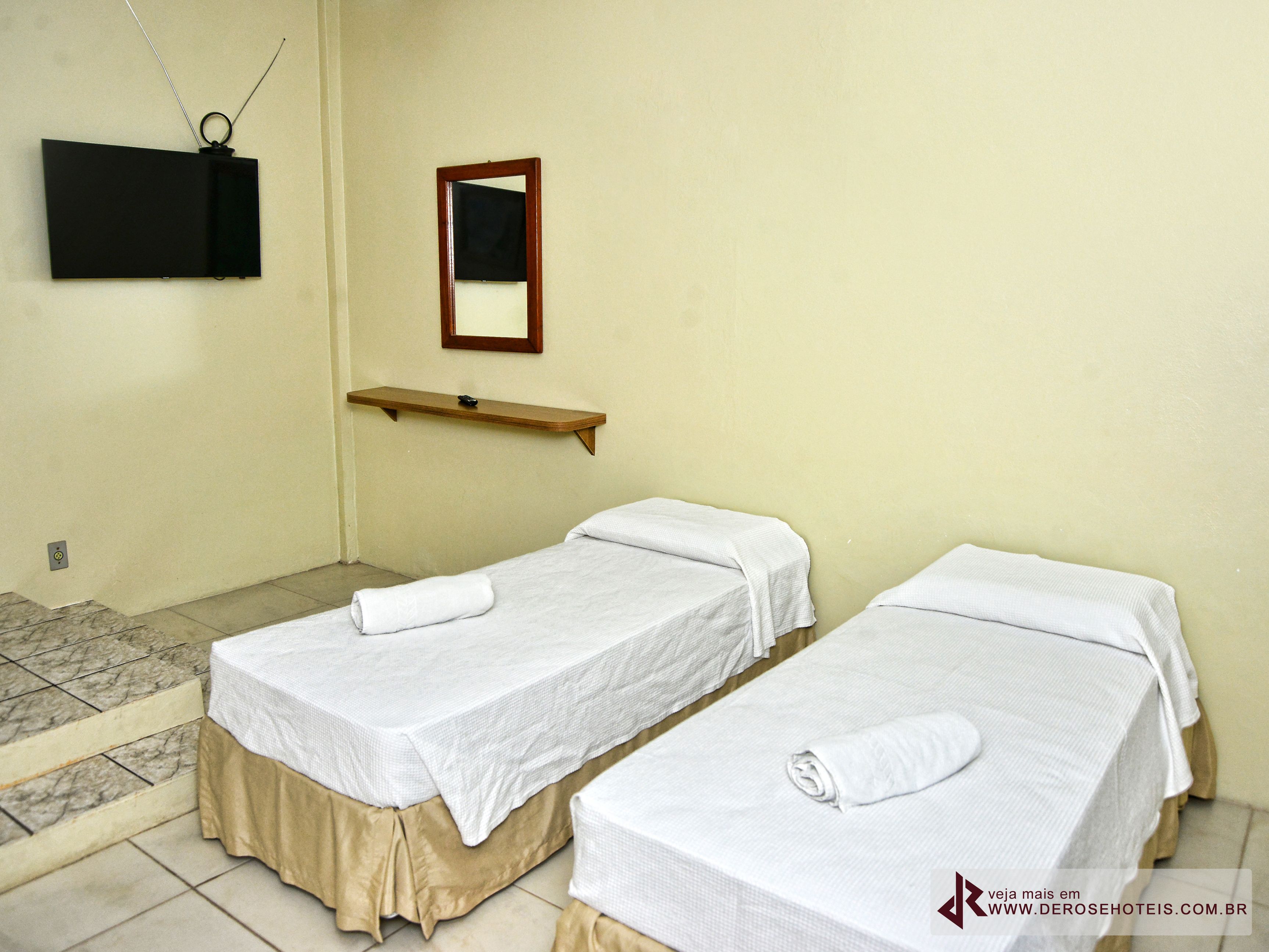 Quarto quádruplo luxo | Cofres nos quartos, Wi-Fi de cortesia, roupa de cama
