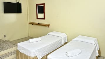 Quarto quádruplo luxo | Cofres nos quartos, Wi-Fi de cortesia, roupa de cama