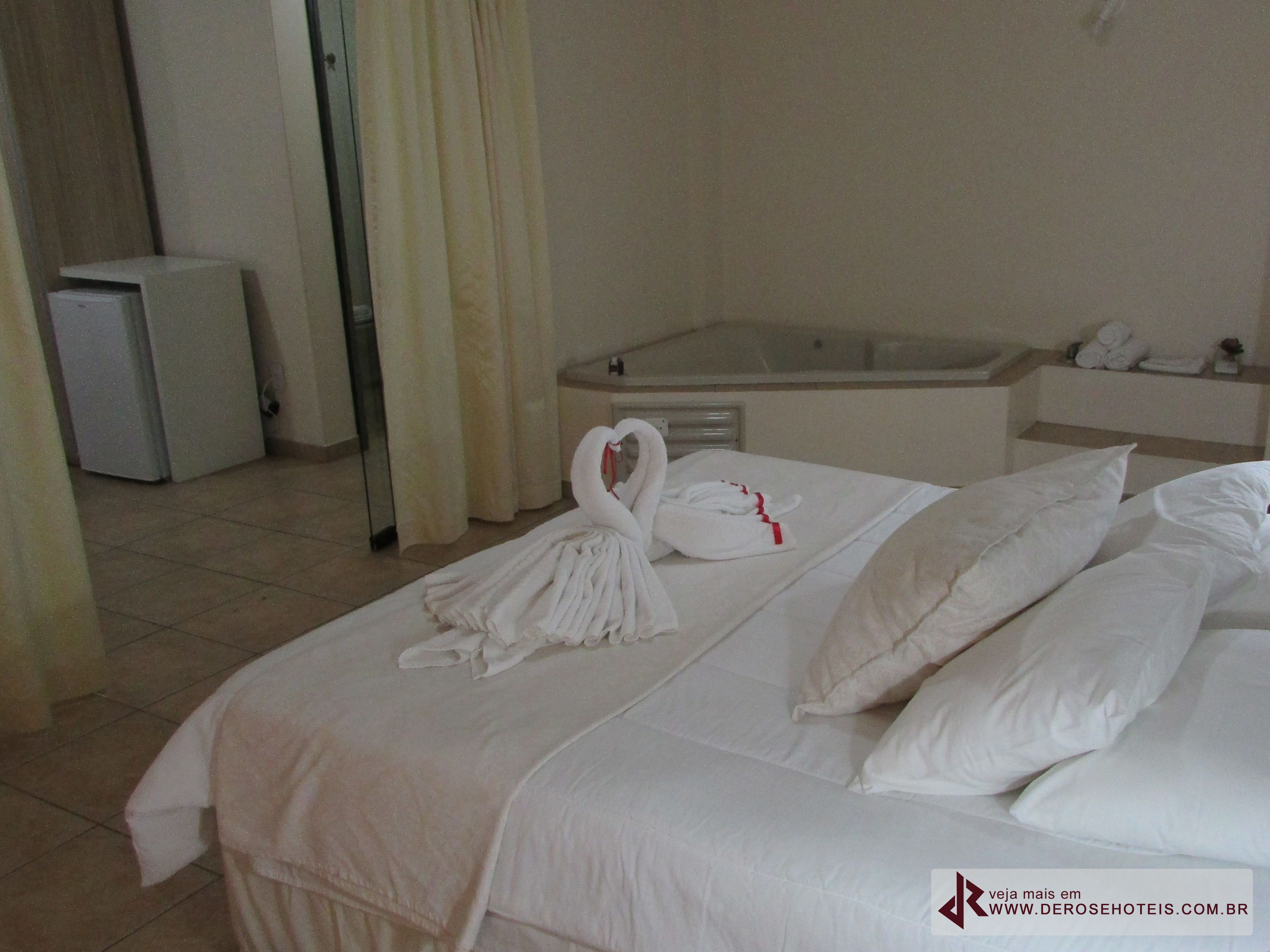 Suite, vistas a la ciudad | Caja fuerte, wifi gratis, ropa de cama