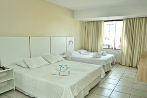 Quarto quádruplo superior, vista para a cidade | Cofres nos quartos, Wi-Fi de cortesia, roupa de cama