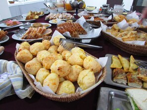 Free daily buffet breakfast - De Rose Palace Hotel (Torres)