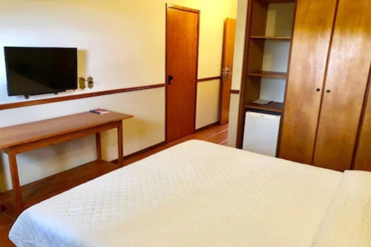 Minibar, escritorio y espacio para trabajar con laptop 