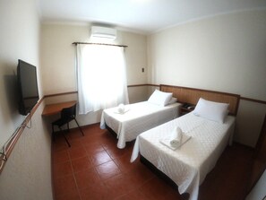Minibar, desk, laptop workspace, blackout curtains - Obba Coema Village Hotel (Capitólio)