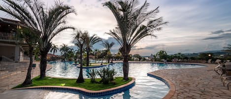 2 piscines extérieures, parasols de plage, chaises longues