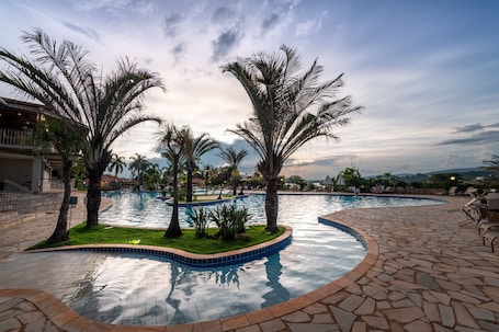 2 piscinas al aire libre, sombrillas, sillones reclinables de piscina