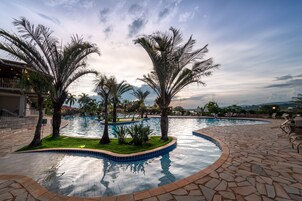 2 piscinas al aire libre, sombrillas, sillones reclinables de piscina