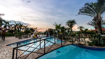 2 hồ bơi ngoài trời, dù/ô trên bãi biển/hồ bơi, ghế dài tắm nắng