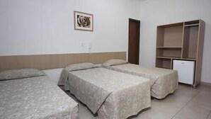 A hotel room with two single beds, a wardrobe, and a small desk. - Hotel Flamboyant (Olímpia)