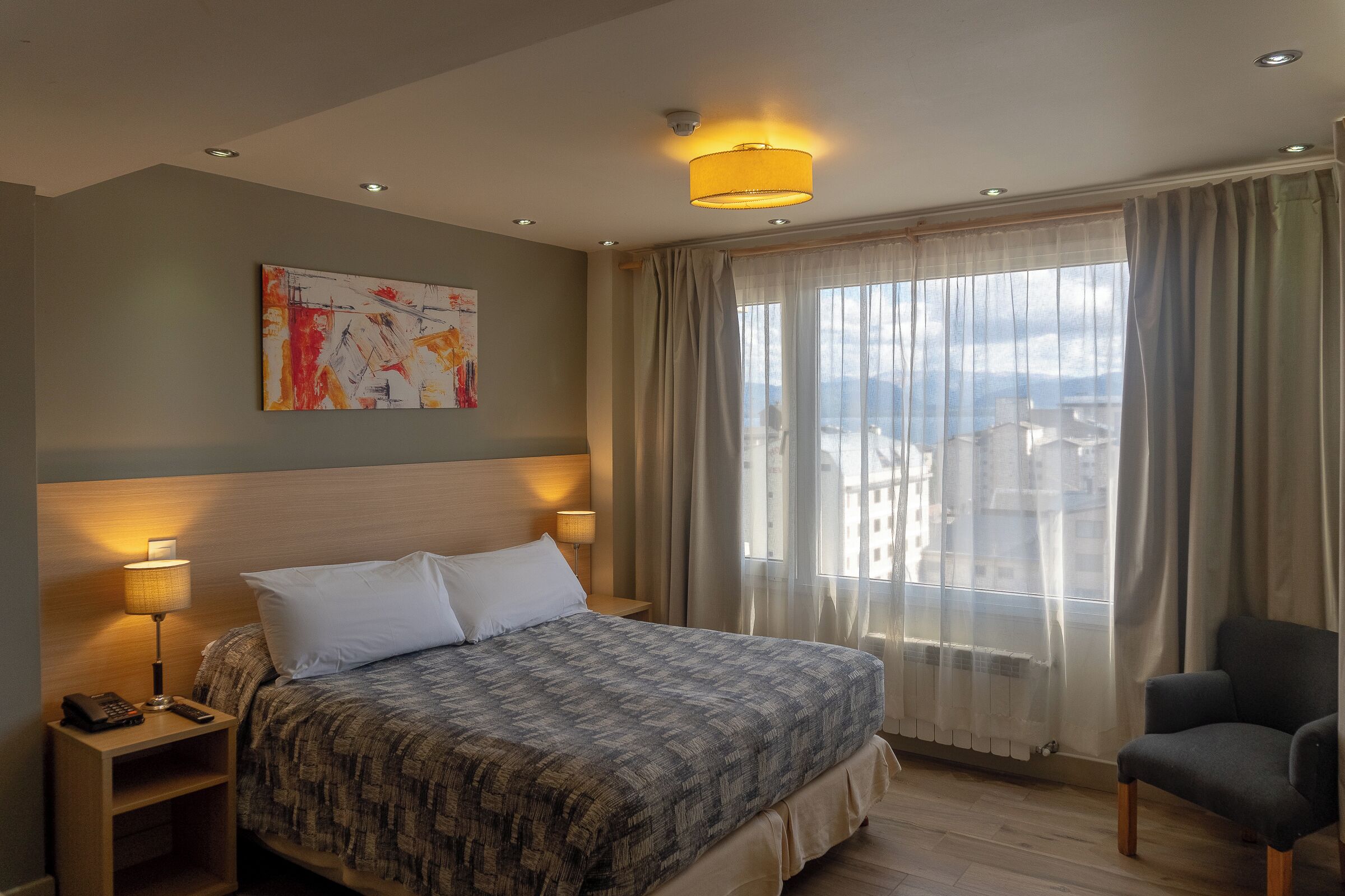 双人房或双床房 | 客房内保险箱、笔记本电脑工作区、床单