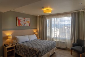 Habitación con 1 cama doble o 2 individuales | Caja fuerte, espacio para trabajar con un portátil, ropa de cama