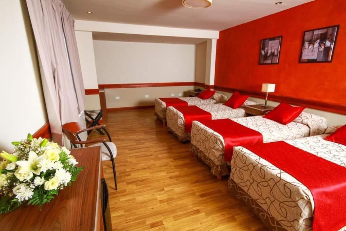 Habitació quàdruple clàssica | Caixa forta a l'habitació