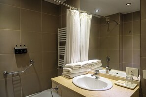 Combined shower/bathtub, hair dryer, towels, soap - Hotel Monte Claro (San Carlos de Bariloche)