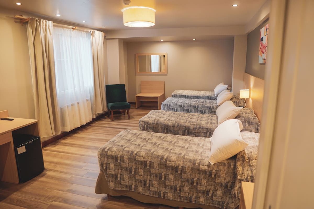 Firemannsrom – classic | Safe på rommet, skrivebord for bærbar PC og sengetøy