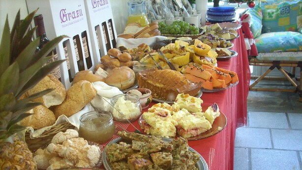 Un tavolo del buffet con diversi cibi, tra cui frutta, pasticcini e dolci.
