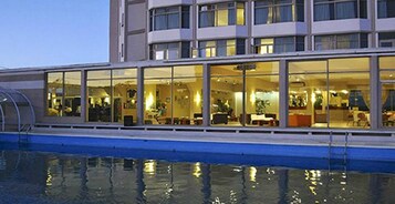 Una piscina al aire libre de temporada, una piscina climatizada