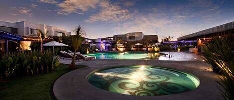Una piscina al aire libre