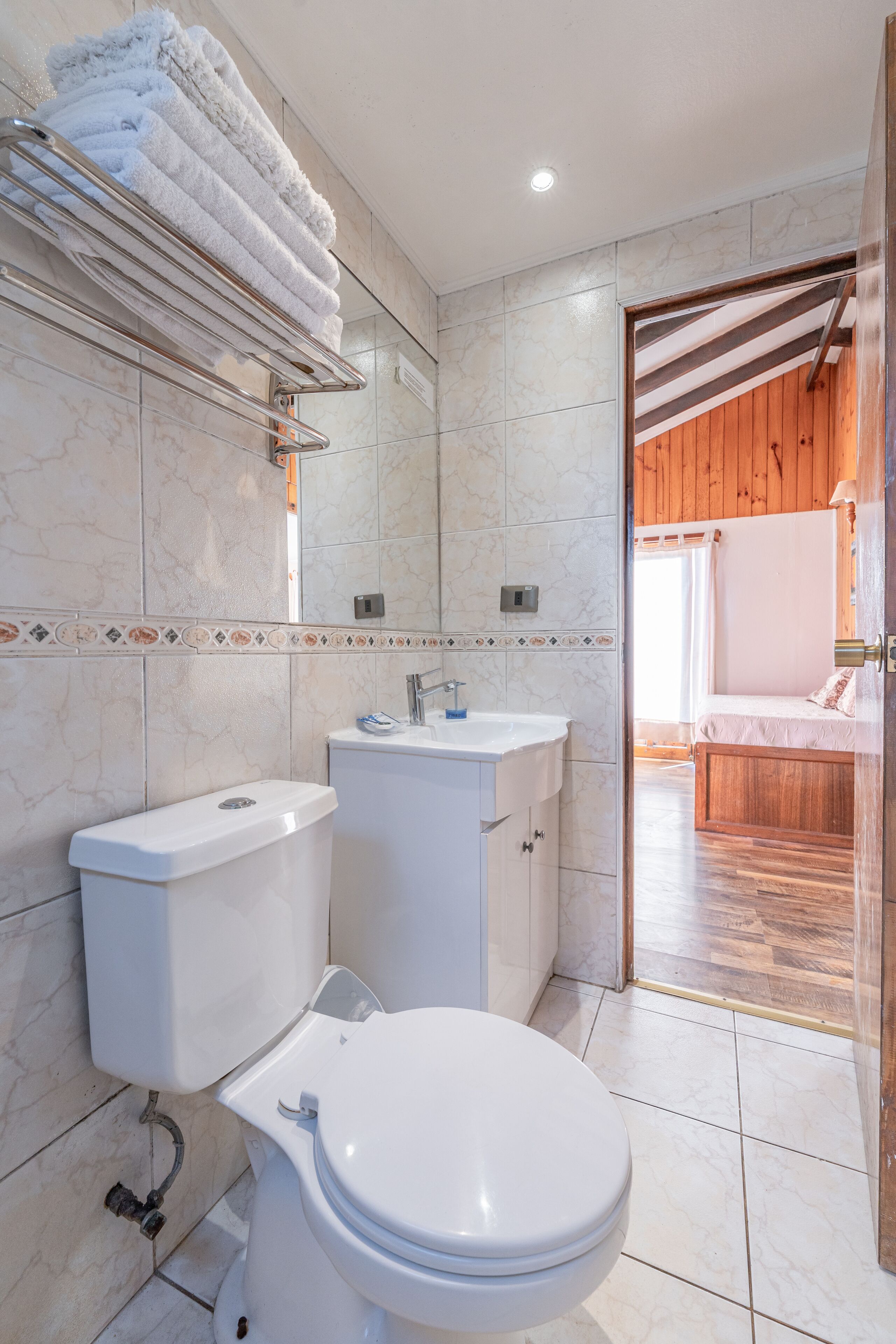 bungalow, 2 bedrooms, kitchen (tipo d) | bathroom | shower, free toiletries, hair dryer, towels