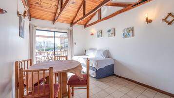 Bungalow, 1 habitación | Área de sala de estar | Televisión de pantalla plana