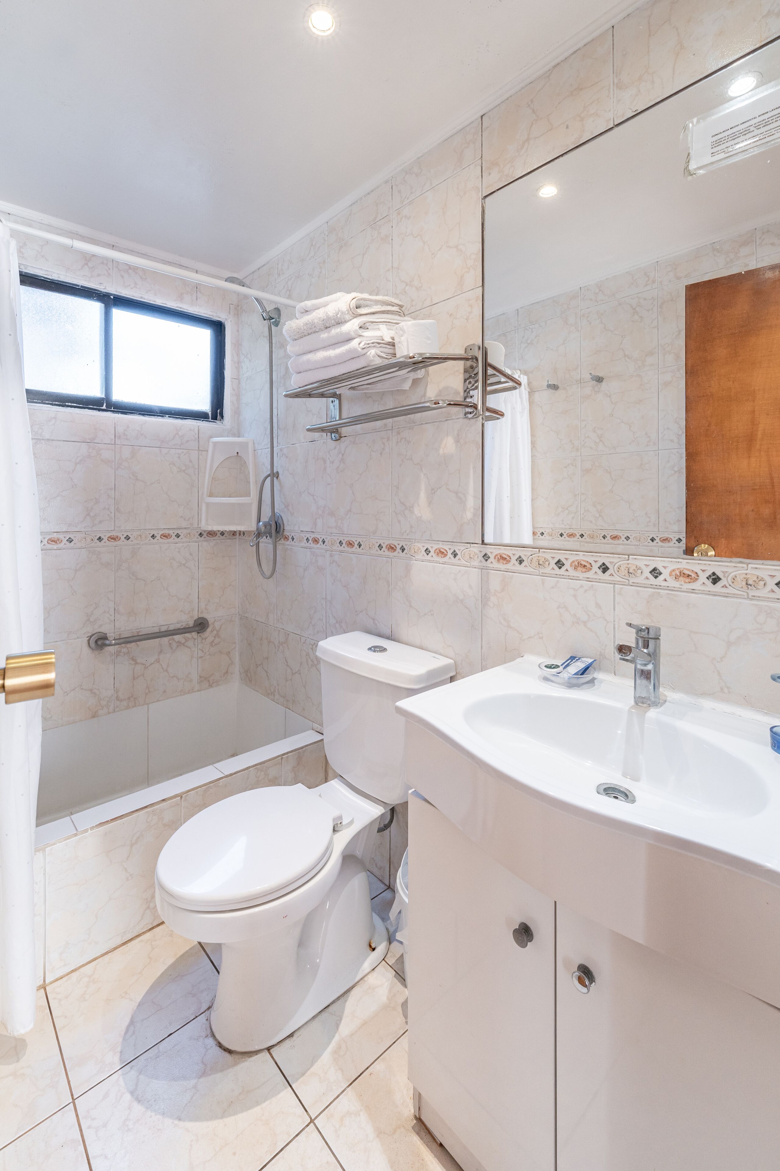 bungalow, 2 bedrooms, kitchen (tipo d) | bathroom | shower, free toiletries, hair dryer, towels