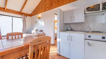 單棟小屋, 1 間臥室 | 私人廚房 | 爐具、電熱水壺、廚房用具/餐具/器皿
