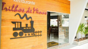 Ein Restaurant mit Holzfassade und einem Schild mit Zug-Grafik.
