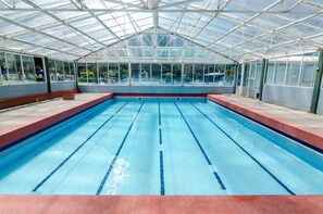 Indoor pool, seasonal outdoor pool, pool umbrellas - Hotel Luz y Fuerza Villa Giardino (Villa Giardino)