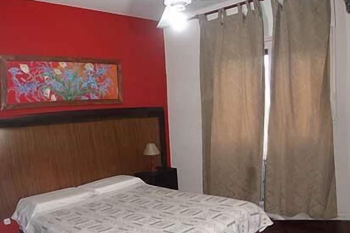 In-room safe, bed sheets