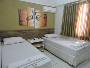 Minibar, cortinas blackout, tabla de planchar con plancha y wifi gratis 