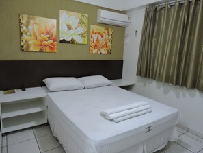 Quarto casal superior | Frigobar, cortinas blackout, ferros/tábuas de passar roupa