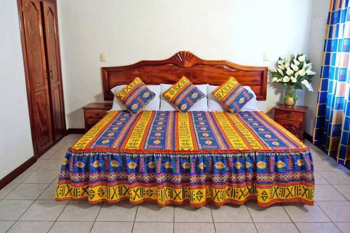 Habitacion Cuadruple | Caja fuerte, wifi gratis, ropa de cama