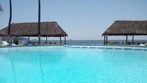 Outdoor pool, pool loungers - Casablanca Alamar (Manzanillo)