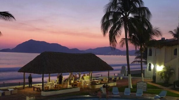 Outdoor pool, pool loungers - Casablanca Alamar (Manzanillo)