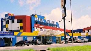 Un edificio de varios pisos con el letrero 