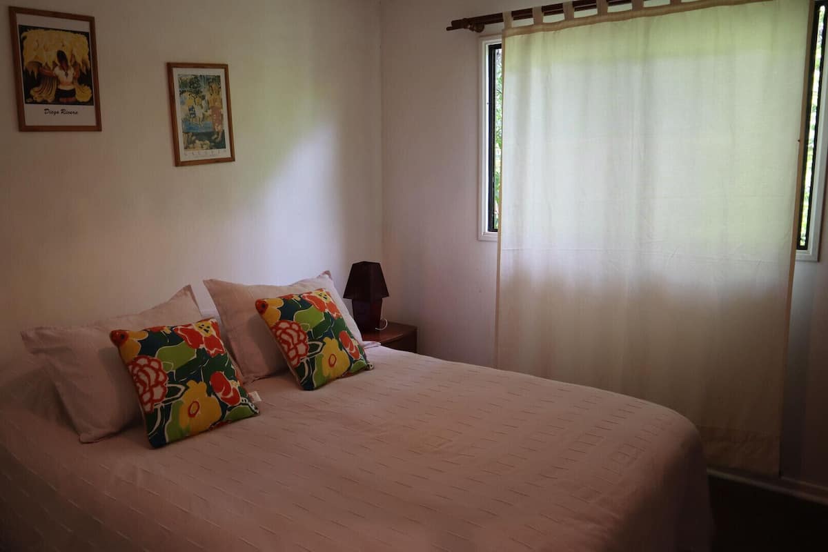 Frigobar, escrivaninha, Wi-Fi de cortesia, roupa de cama