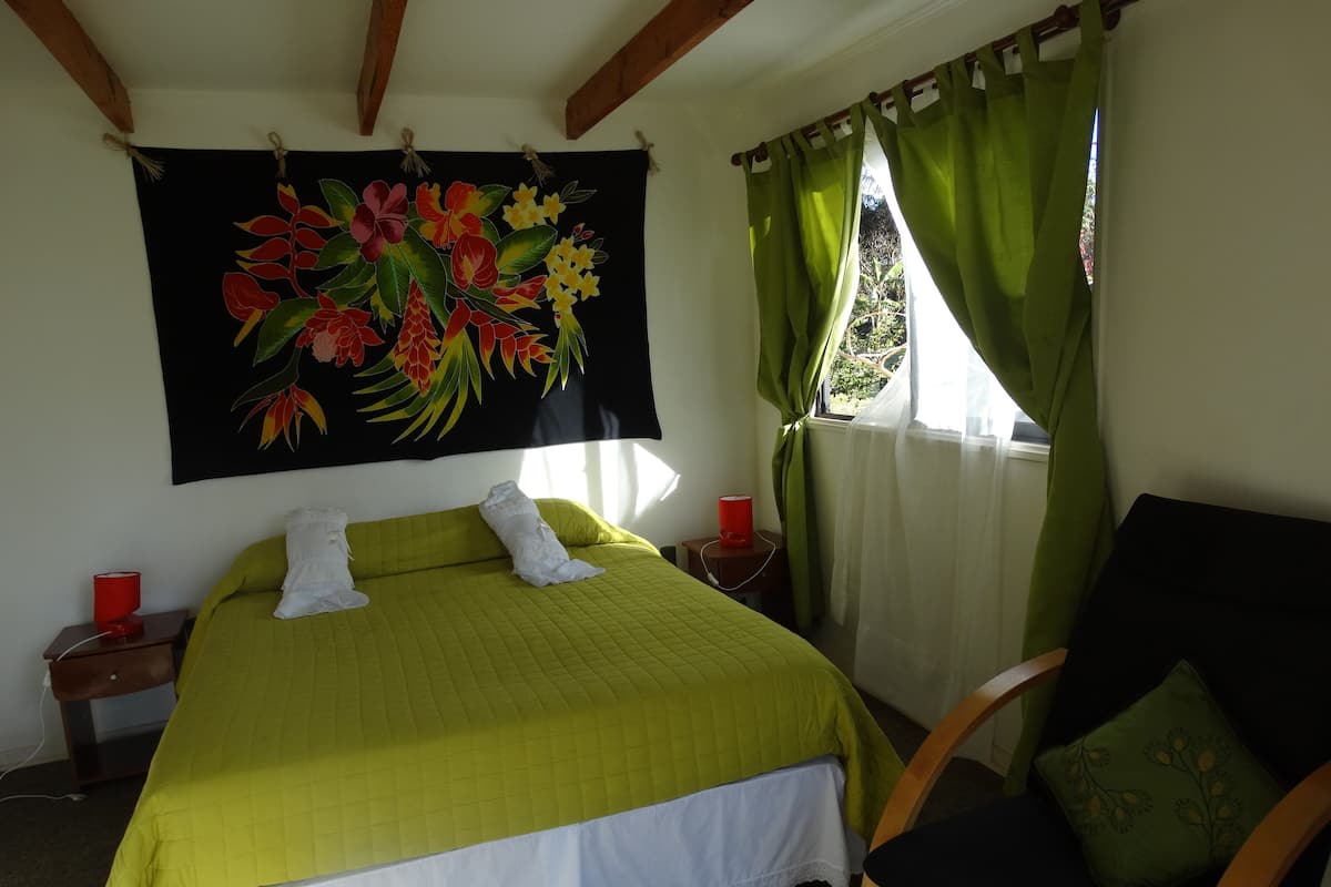 Quarto casal | Frigobar, escrivaninha, Wi-Fi de cortesia, roupa de cama