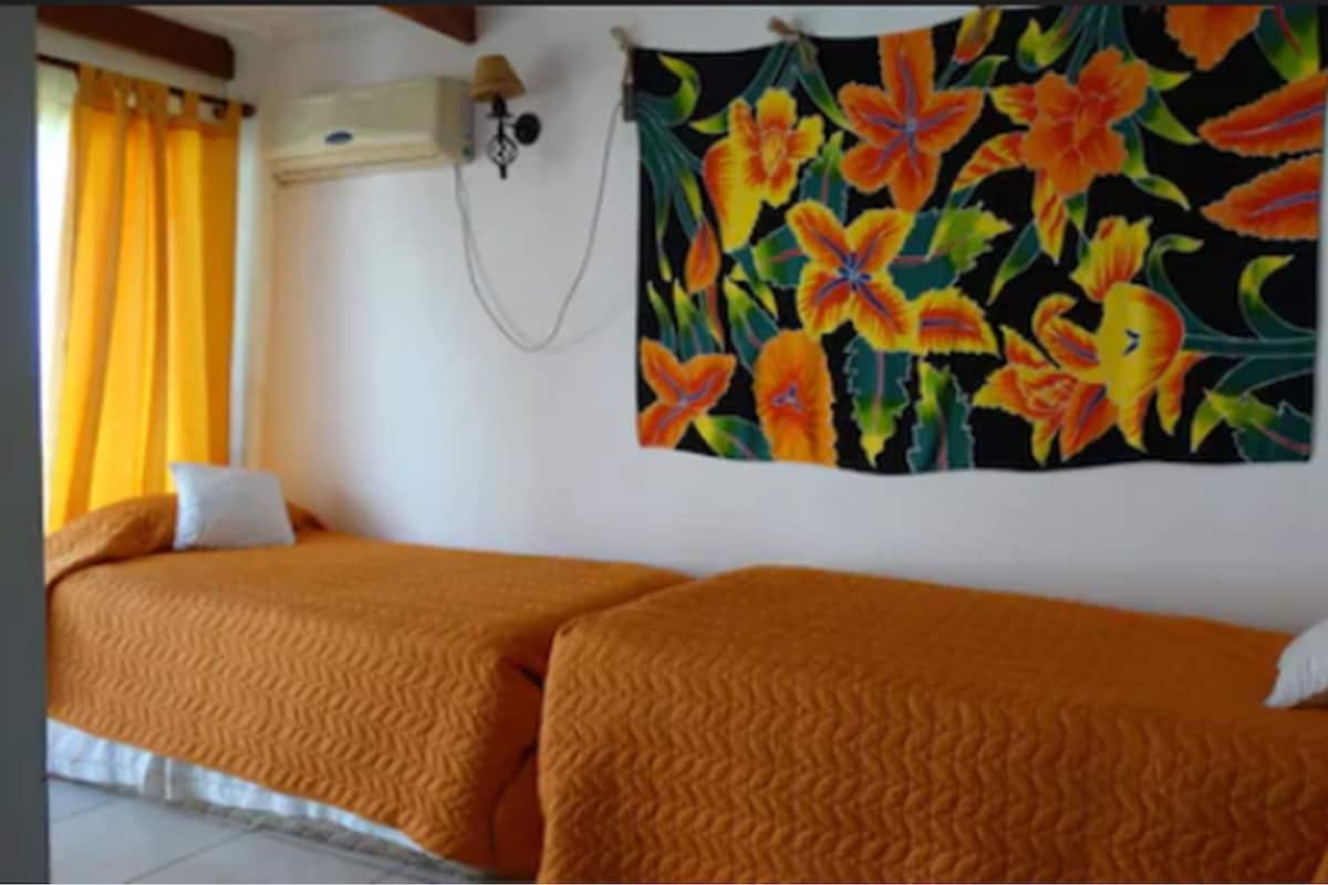 Frigobar, escrivaninha, Wi-Fi de cortesia, roupa de cama