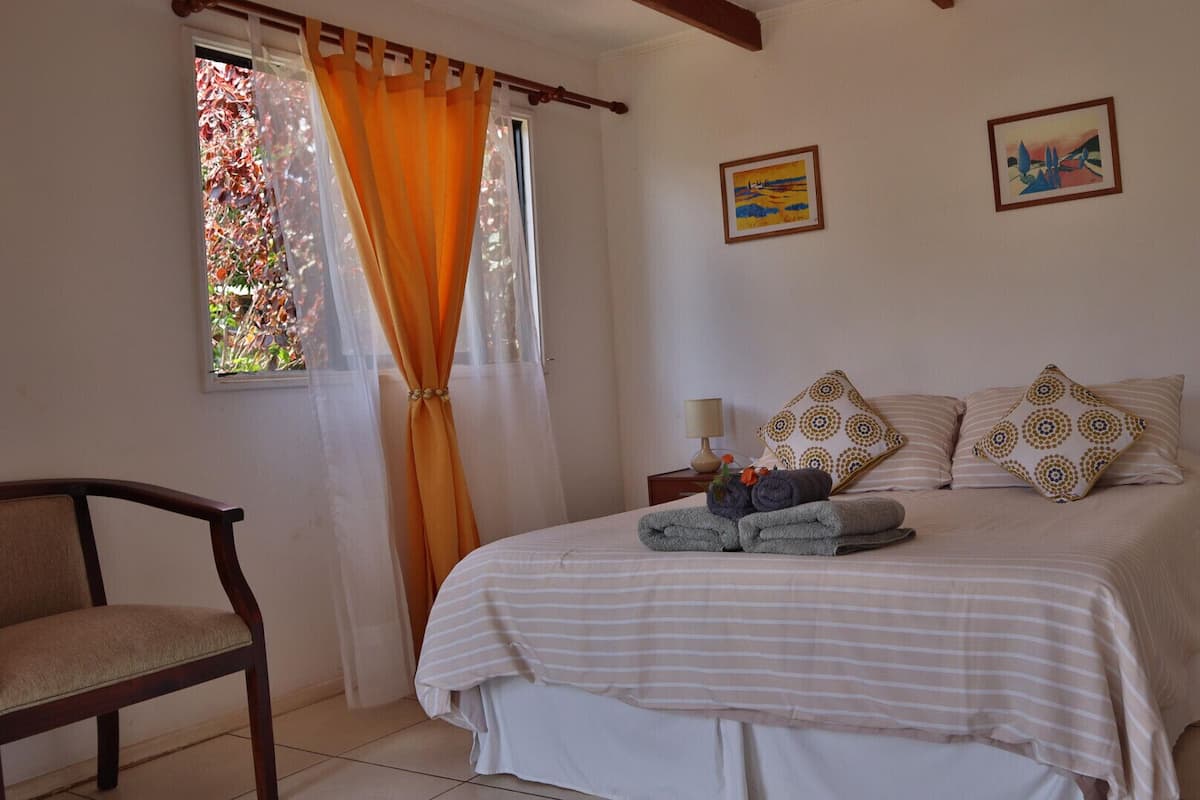 Frigobar, escrivaninha, Wi-Fi de cortesia, roupa de cama