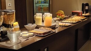 A breakfast buffet with various food items and beverages. - Hotel Aires de Tandil (Tandil)