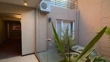 المنطقة المحيطة بالمنشأة