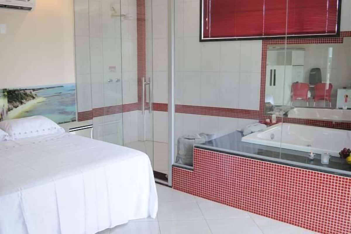 Een minibar, een bureau, een strijkplank/strijkijzer, gratis wifi
