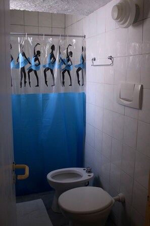 Chuveiro, toalhas de banho