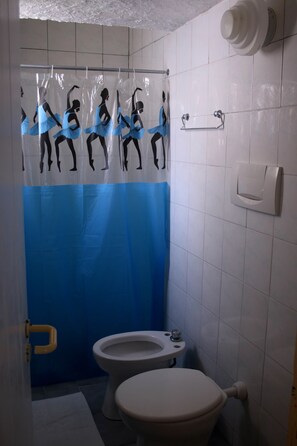 Standard Double Room | Bathroom | Shower, towels