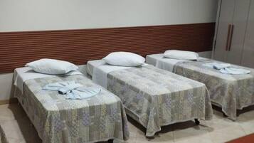 Quarto triplo | Frigobar, escrivaninha, Wi-Fi de cortesia, roupa de cama