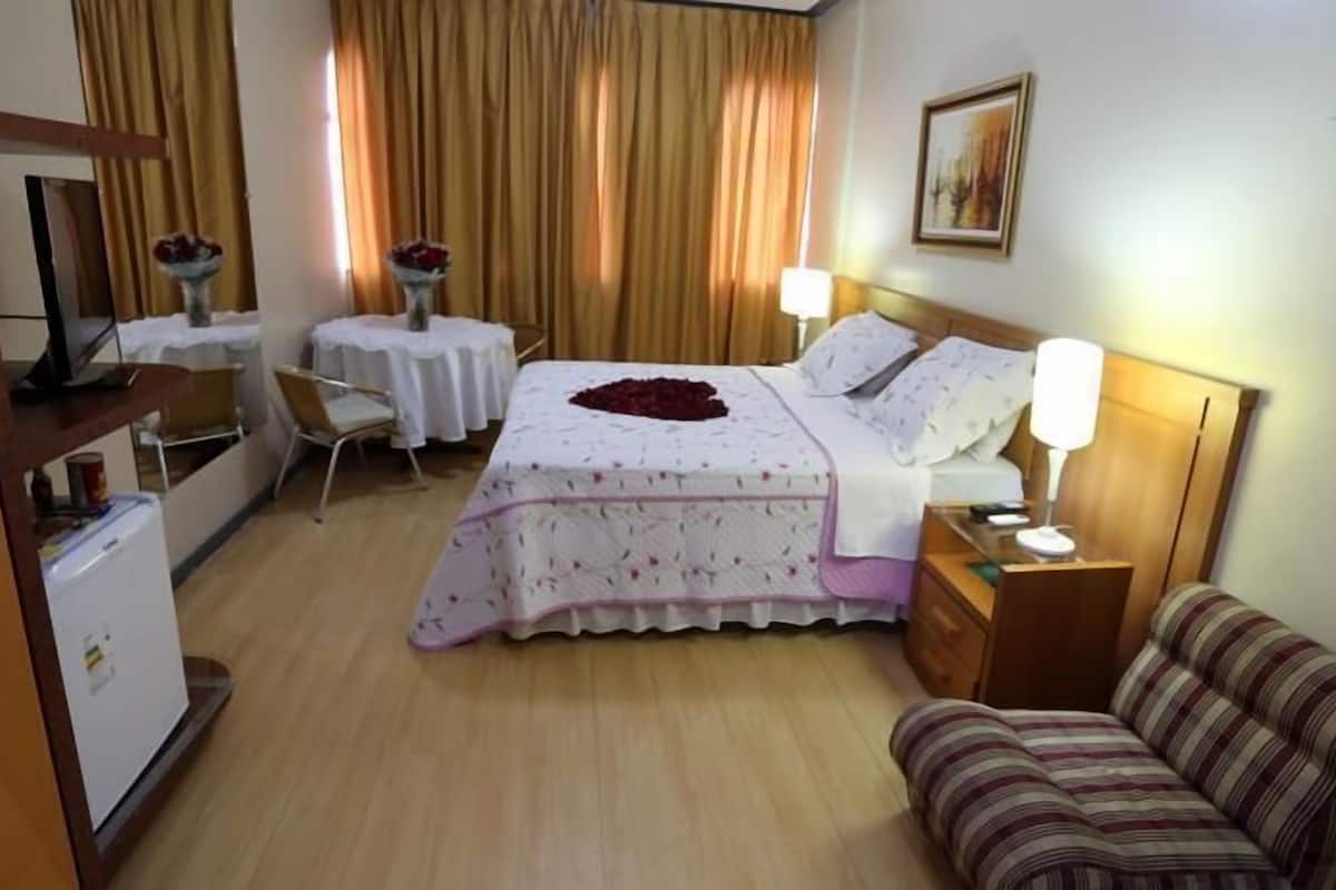 Minibar, escritorio, wifi gratis y ropa de cama