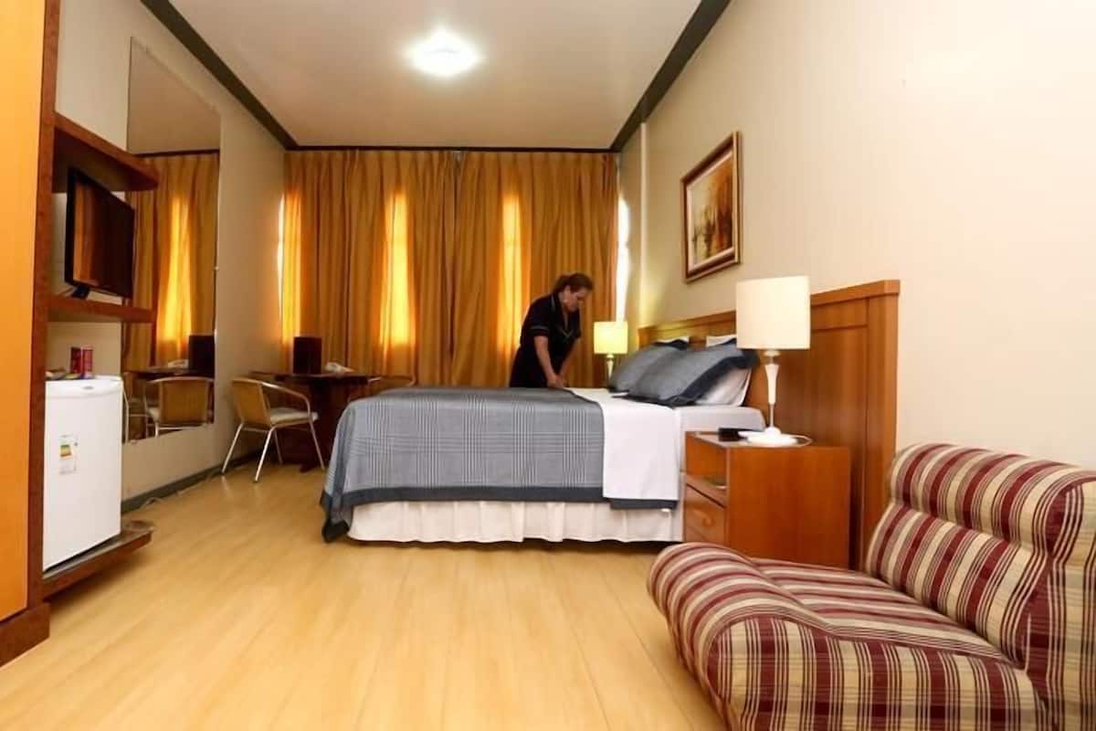 Minibar, escritorio, wifi gratis y ropa de cama