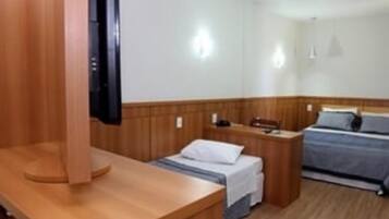 Habitación triple | Minibar, escritorio, wifi gratis y ropa de cama