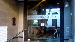 The entrance to a hotel with a checkered floor and a sign reading "della Riviera Apart - Hotel". - Apart Hotel Della Riviera (San Bernardo del Tuyú)