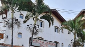 Un edificio con un cartel que dice 'Vitoria Garden Hotel'.