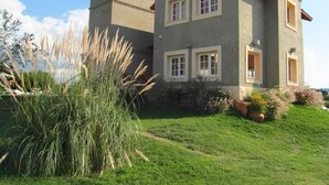 Una casa de dos pisos con fachada de ladrillo y techo inclinado.